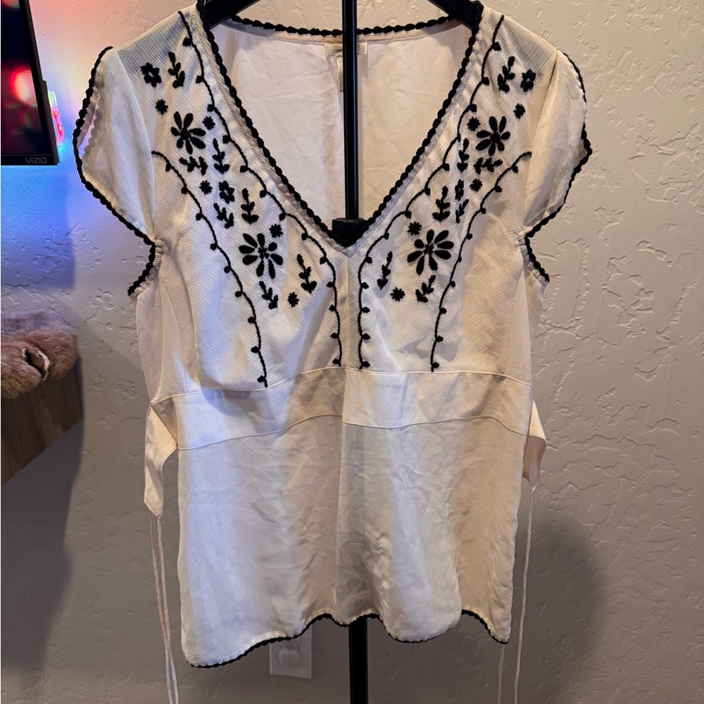 Cream Embroidered V-Neck Women’s Top with Black Floral Detail